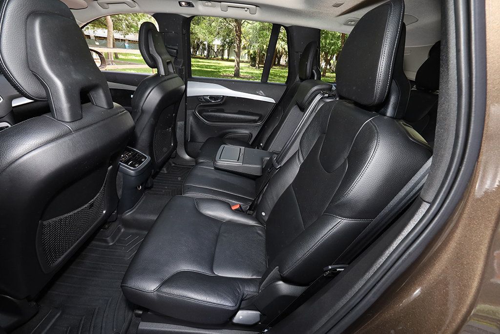 2016 Volvo XC90 T6 Momentum photo 6