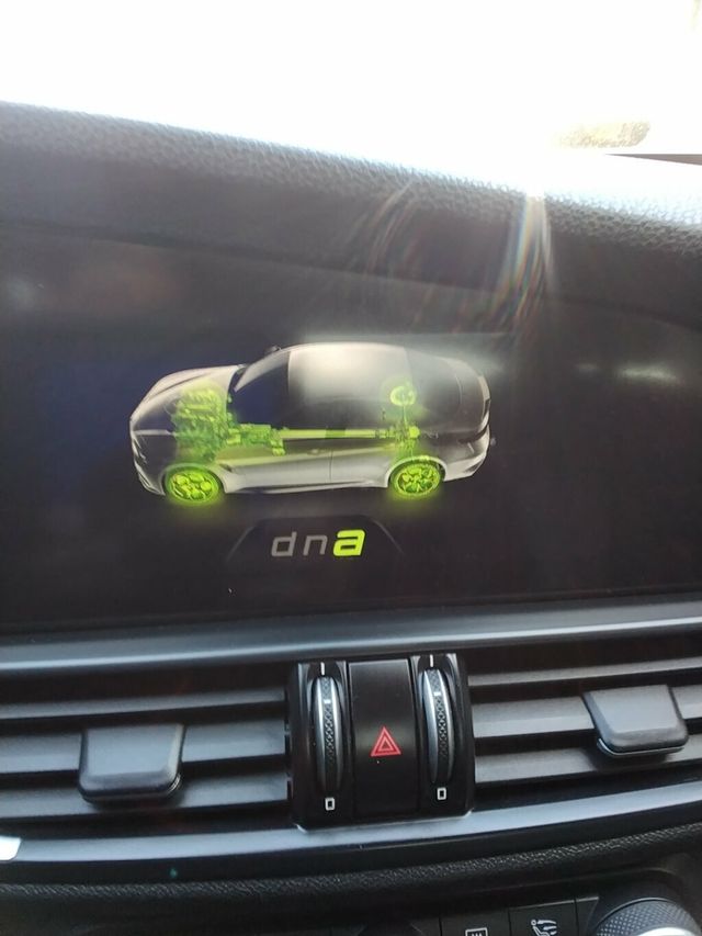 2017 Alfa Romeo Giulia AWD - 23010147 - 22