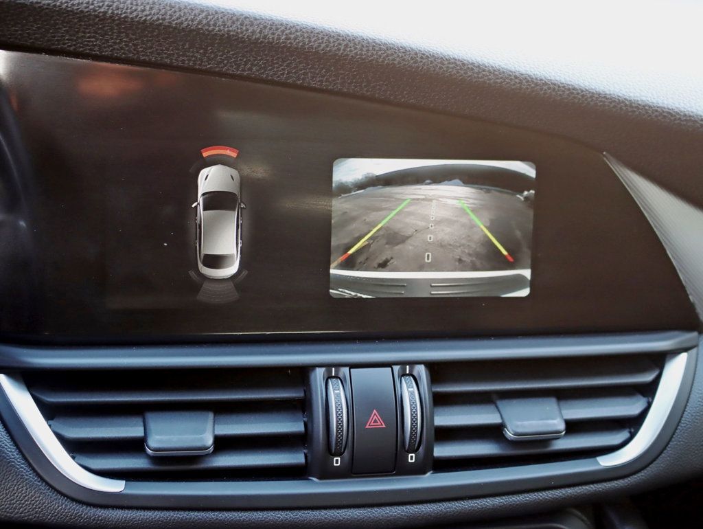 2017 Alfa Romeo Giulia Ti AWD - 22979313 - 14