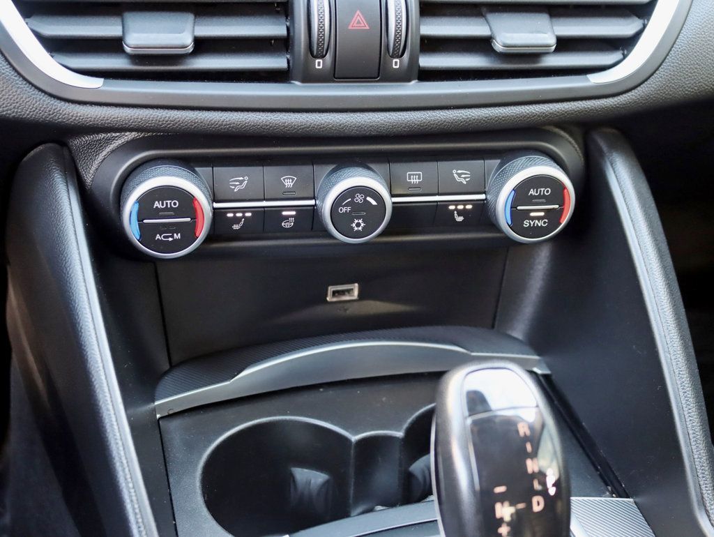 2017 Alfa Romeo Giulia Ti AWD - 22979313 - 17