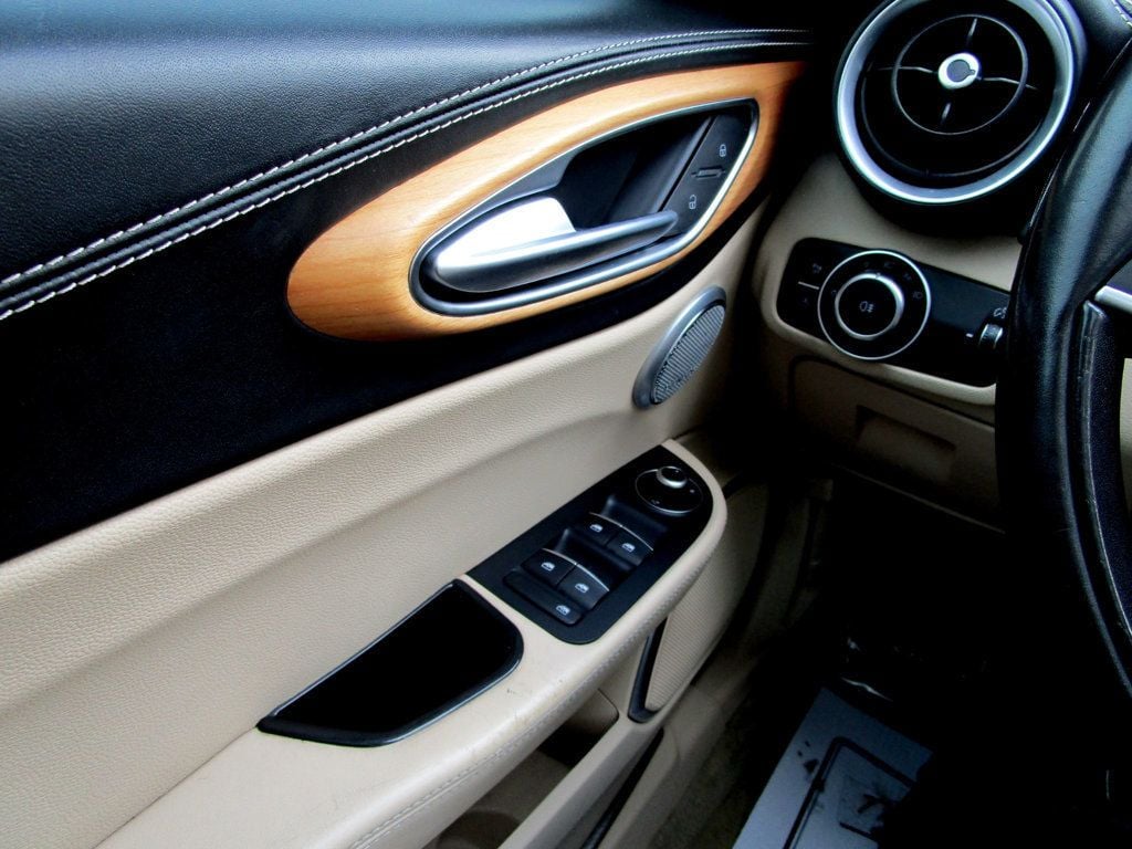 2017 Alfa Romeo Giulia Ti AWD - 22982062 - 27