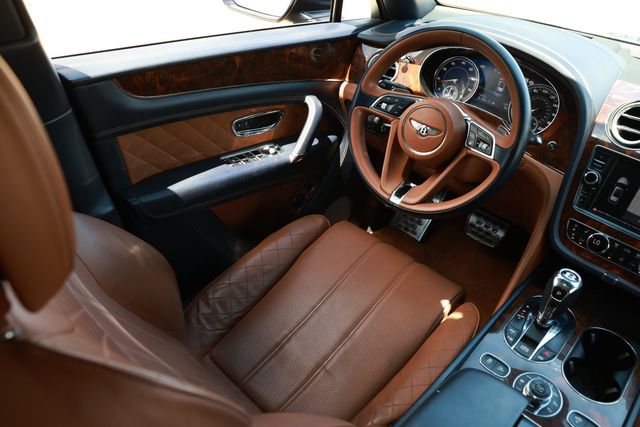 2017 Bentley Bentayga W12 AWD - 23016246 - 24