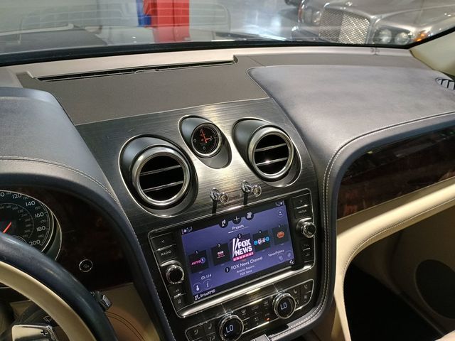 2017 Bentley Bentayga W12 AWD - 23006282 - 18