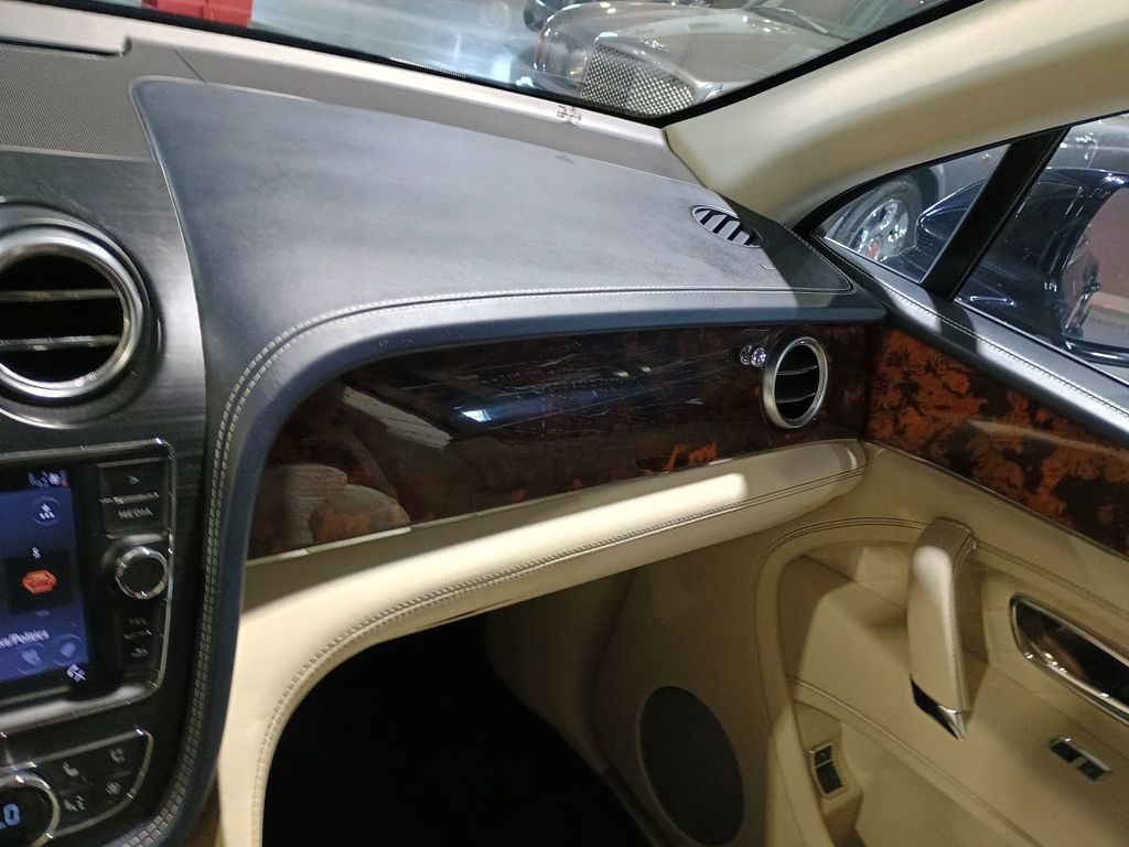 2017 Bentley Bentayga W12 AWD - 23006282 - 19