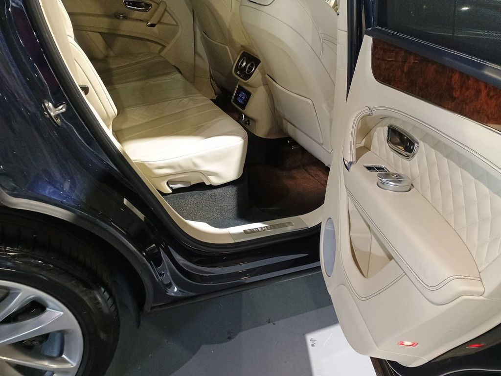 2017 Bentley Bentayga W12 AWD - 23006282 - 29