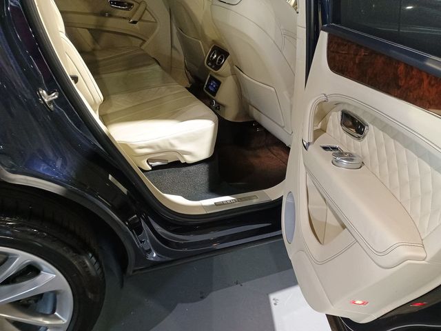 2017 Bentley Bentayga W12 AWD - 23006282 - 29
