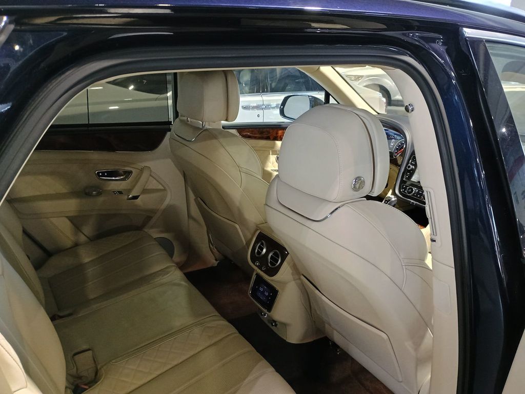 2017 Bentley Bentayga W12 AWD - 23006282 - 30