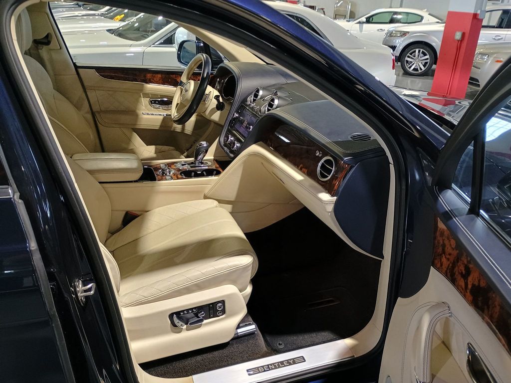 2017 Bentley Bentayga W12 AWD - 23006282 - 32