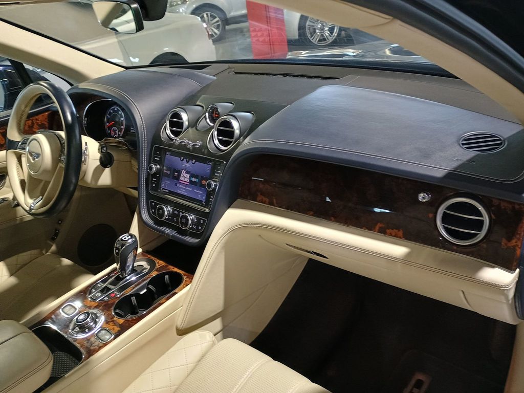 2017 Bentley Bentayga W12 AWD - 23006282 - 33