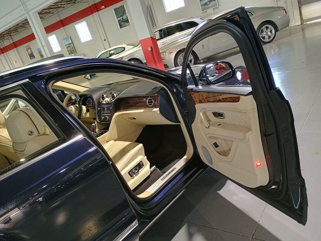 2017 Bentley Bentayga W12 AWD - 23006282 - 36