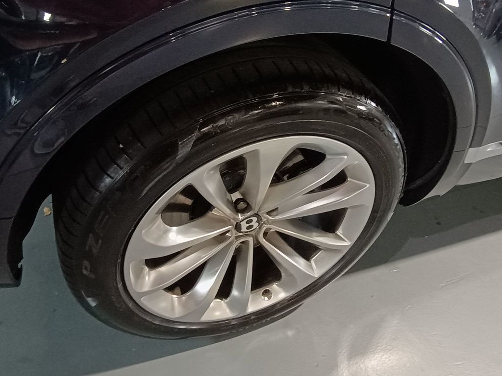 2017 Bentley Bentayga W12 AWD - 23006282 - 44