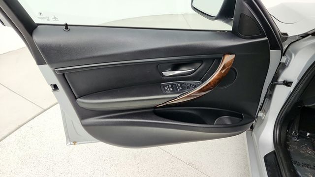 2017 BMW 3 Series 320i - 22947880 - 10