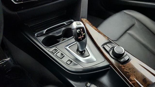 2017 BMW 3 Series 320i - 22947880 - 16