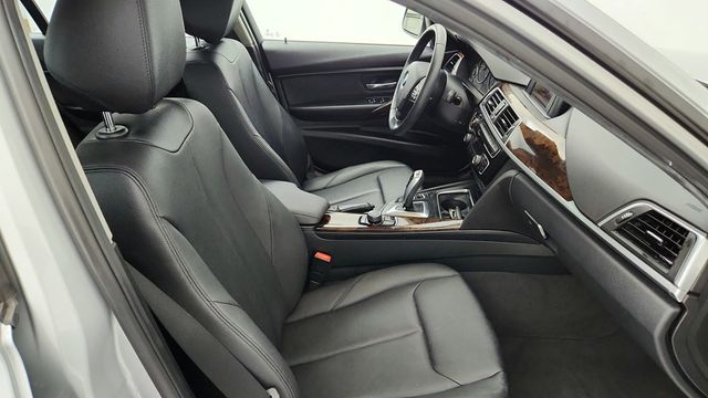 2017 BMW 3 Series 320i - 22947880 - 24