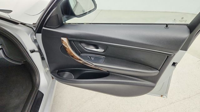 2017 BMW 3 Series 320i - 22947880 - 26