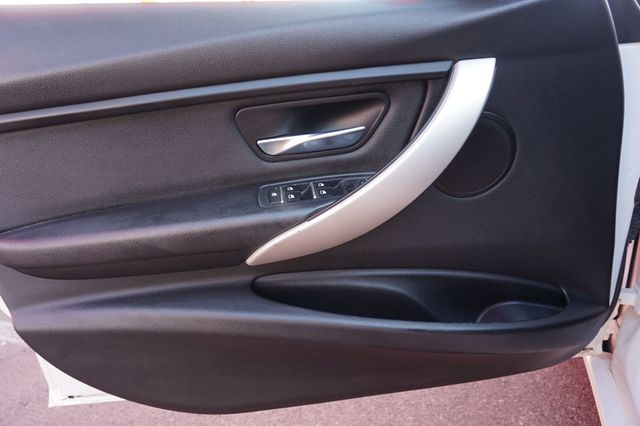 2017 BMW 3 Series 320i, PREMIUM WHEELS, LEATHER SEATS, PUSH BUTTON START - 23008193 - 17