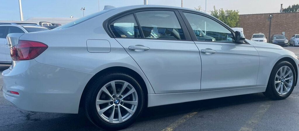 2017 BMW 3 Series 320i xDrive - 22586349 - 10