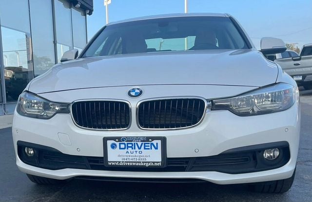 2017 BMW 3 Series 320i xDrive - 22586349 - 16