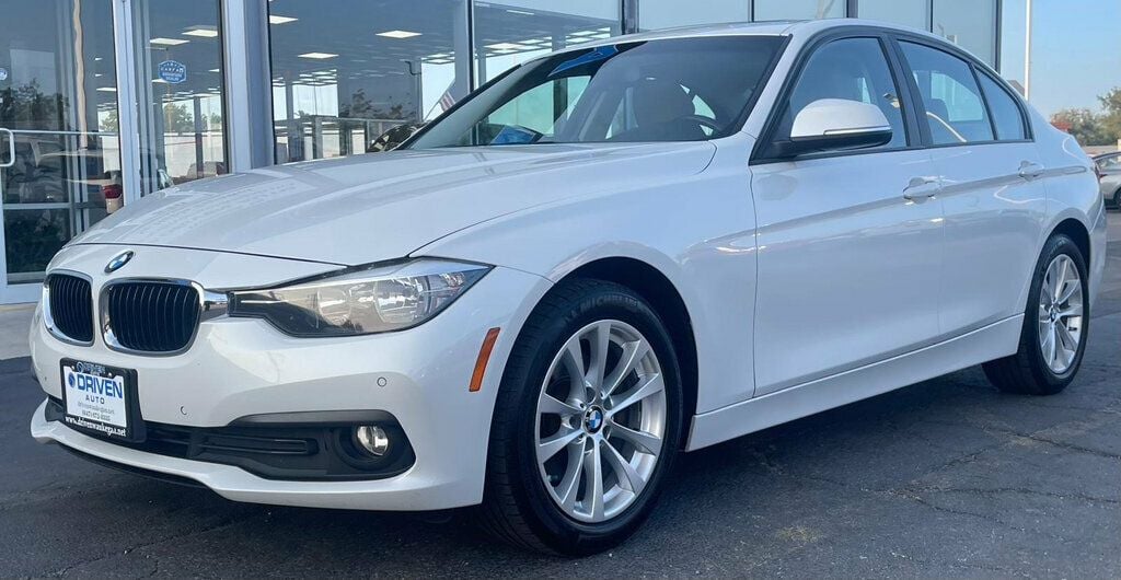 2017 BMW 3 Series 320i xDrive - 22586349 - 1