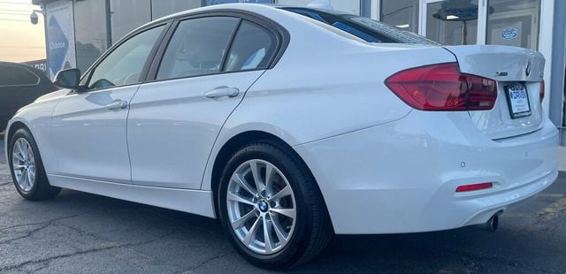 2017 BMW 3 Series 320i xDrive - 22586349 - 4