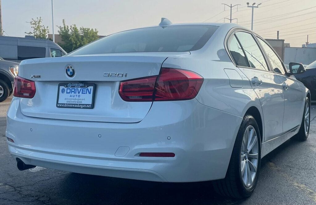 2017 BMW 3 Series 320i xDrive - 22586349 - 8