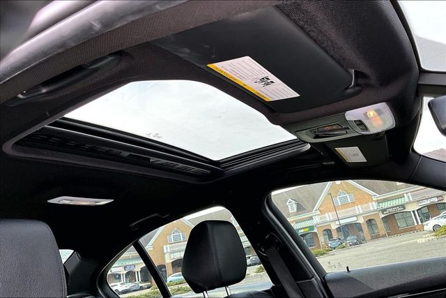 2017 BMW 3 Series 330i xDrive - 22994364 - 31