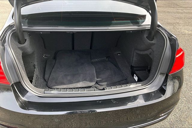 2017 BMW 3 Series 330i xDrive - 22994364 - 33