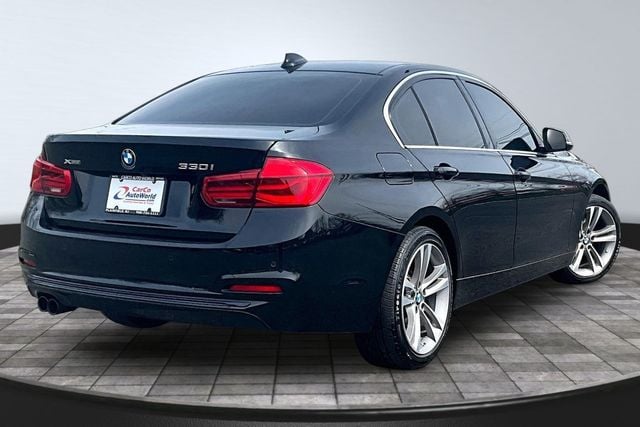 2017 BMW 3 Series 330i xDrive - 22994364 - 4