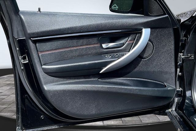 2017 BMW 3 Series 330i xDrive - 22994364 - 8