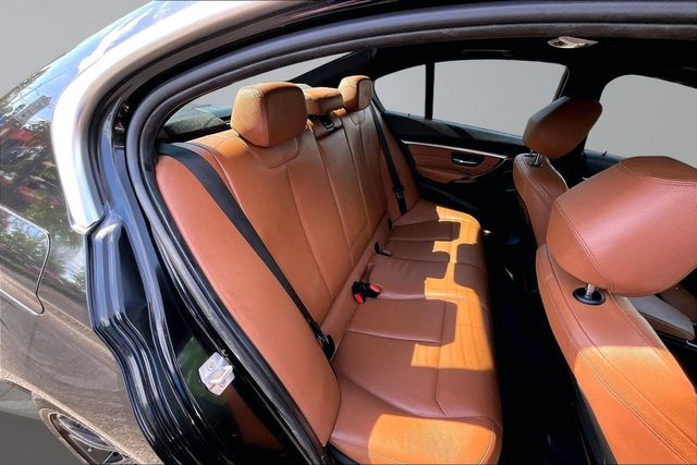 2017 BMW 3 Series 330i xDrive - 23035919 - 13