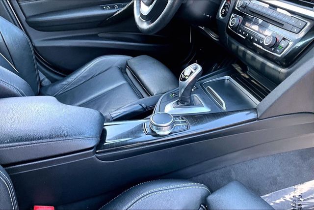 2017 BMW 3 Series 330i xDrive - 23079288 - 31