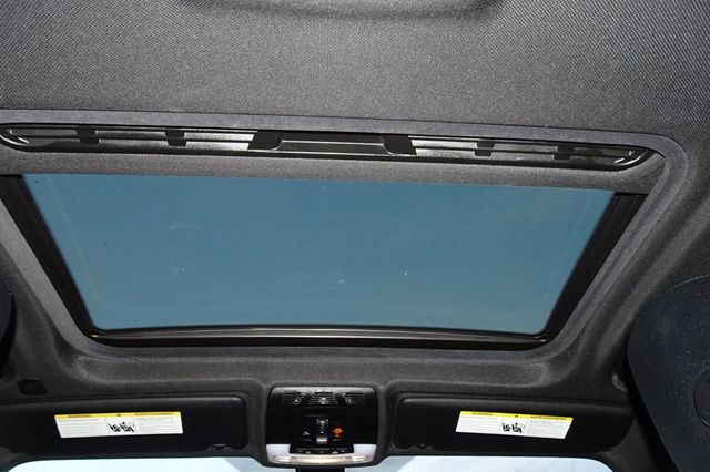 2017 BMW 3 Series 330i xDrive - 22950933 - 13