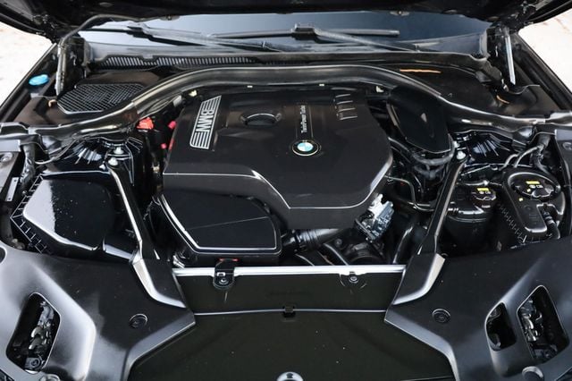 2017 BMW 5 Series 530i - 22946041 - 9