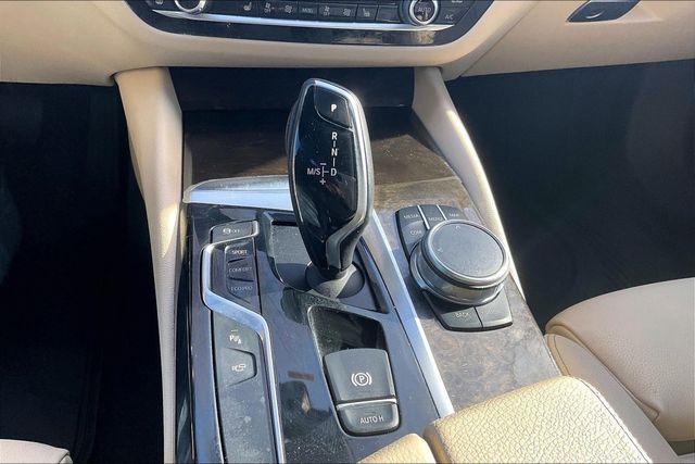 2017 BMW 5 Series 530i - 22994094 - 28