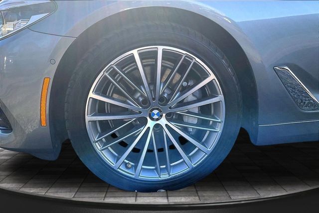 2017 BMW 5 Series 530i - 22994094 - 39