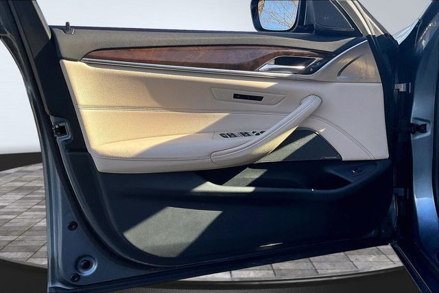 2017 BMW 5 Series 530i - 22994094 - 8