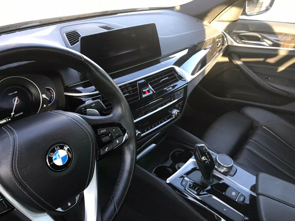 2017 BMW 5 Series 530i xDrive - 19952894 - 4