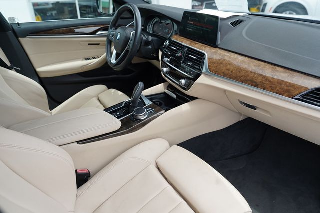 2017 BMW 5 Series 530i xDrive - 23035668 - 19