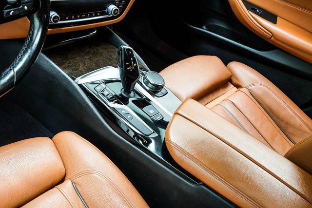 2017 BMW 5 Series 540i xDrive - 22992411 - 19