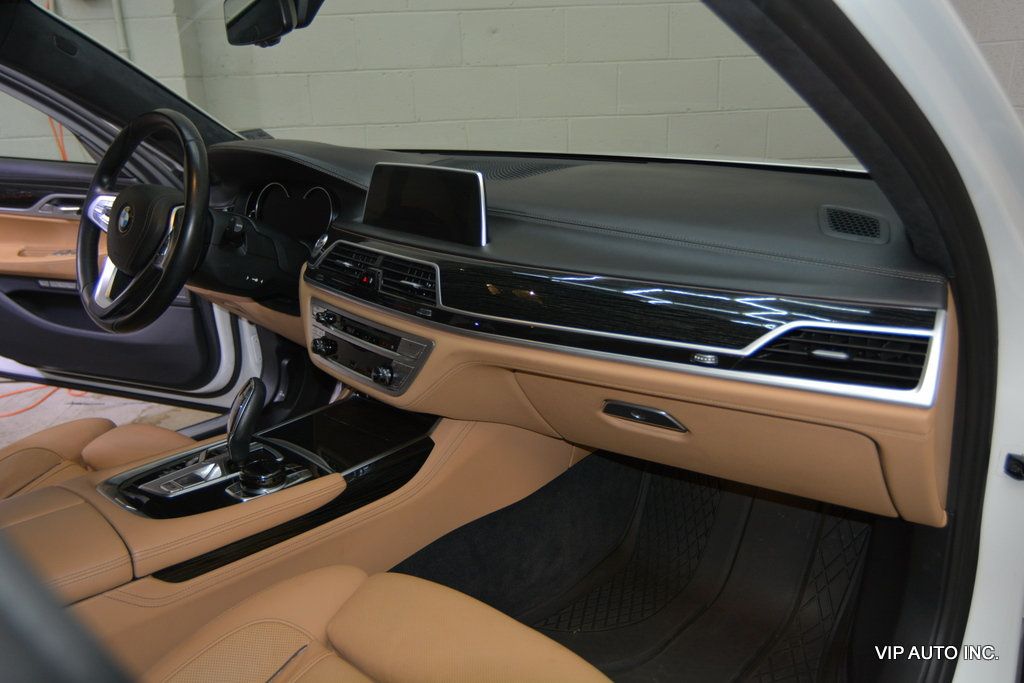 2017 BMW 7 Series 750i xDrive - 23035619 - 11