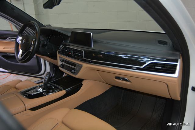 2017 BMW 7 Series 750i xDrive - 23035619 - 11