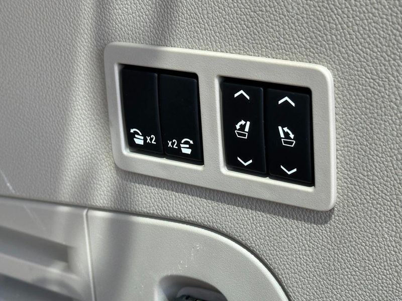 2017 Cadillac Escalade 4WD 4dr Luxury - 22875056 - 5