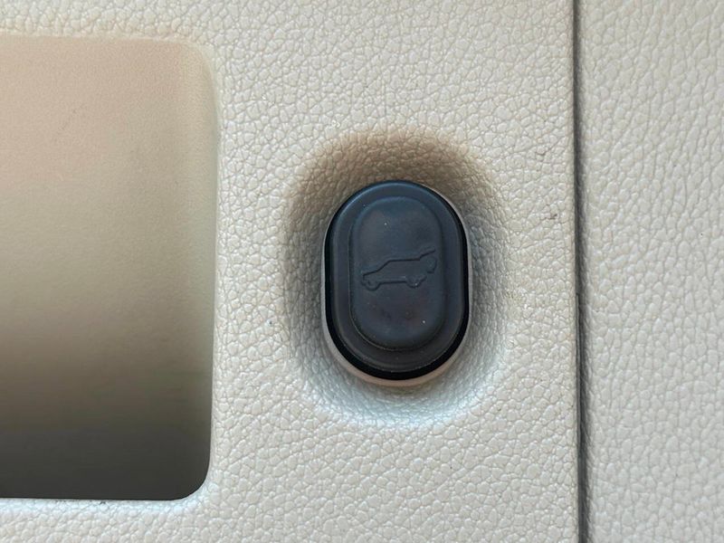 2017 Cadillac Escalade 4WD 4dr Luxury - 22875056 - 7