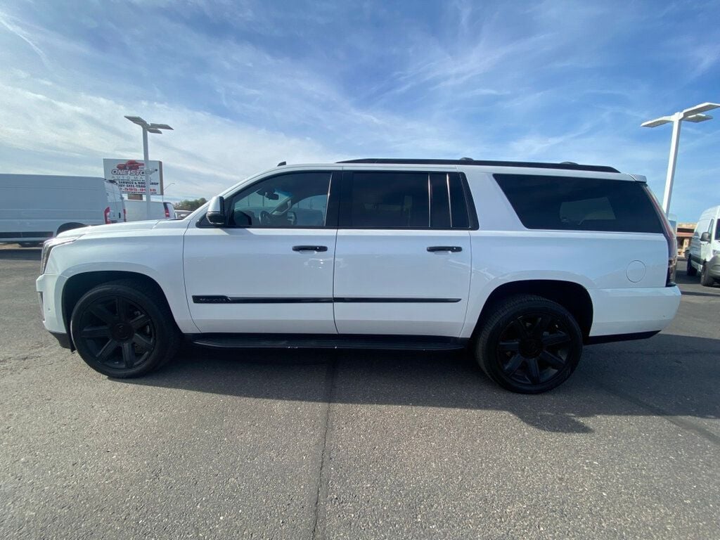 2017 Cadillac Escalade ESV Luxury photo 3