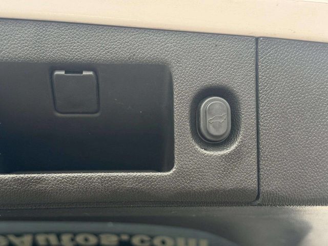 2017 Cadillac Escalade ESV 4WD 4dr Luxury - 22986776 - 9