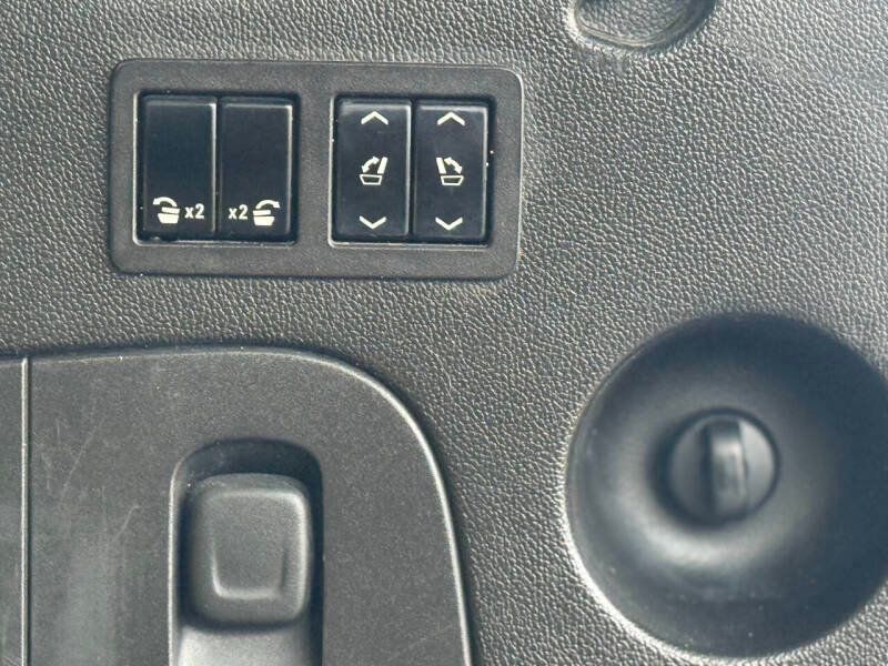 2017 Cadillac Escalade ESV 4WD 4dr Luxury - 22930848 - 9