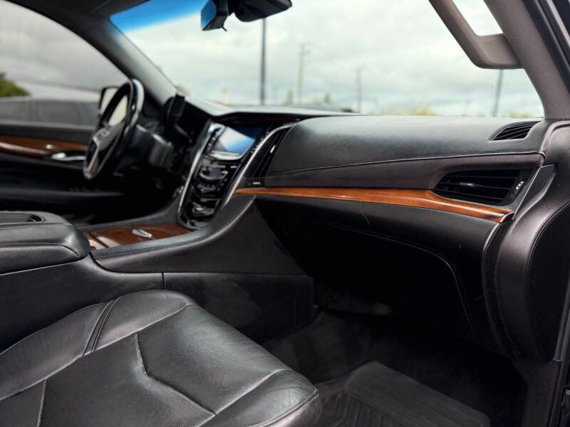 2017 Cadillac Escalade ESV 4WD 4dr Luxury - 22930848 - 17