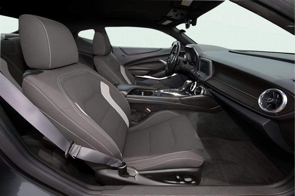 2017 Chevrolet Camaro 1LT RS Coupe photo 10