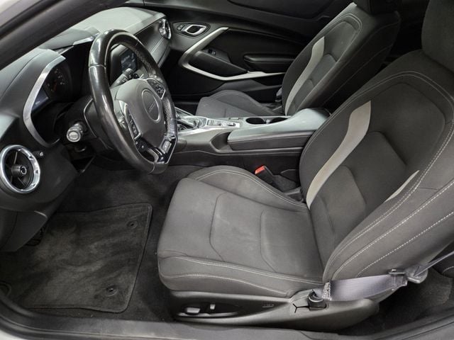 2017 Chevrolet Camaro 2dr Coupe 1LT - 22952403 - 6