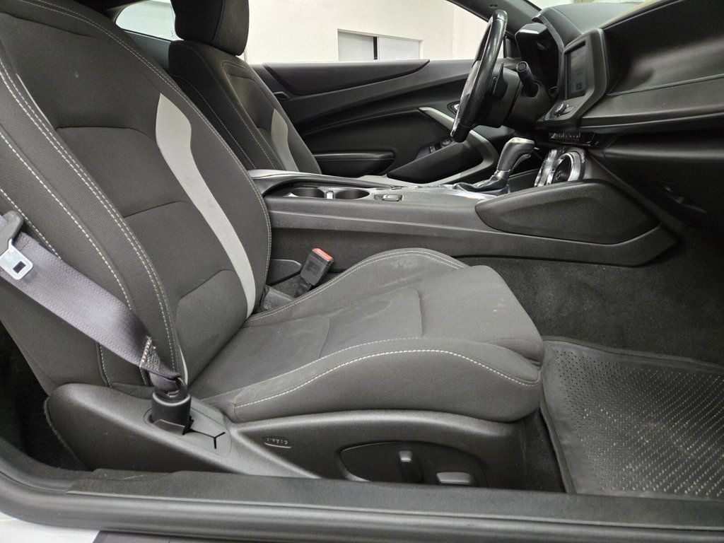 2017 Chevrolet Camaro 2dr Coupe 1LT - 22957794 - 9